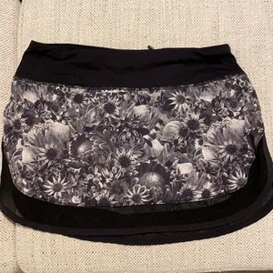 Lululemon size 4 tennis skirt floral with mesh trim
